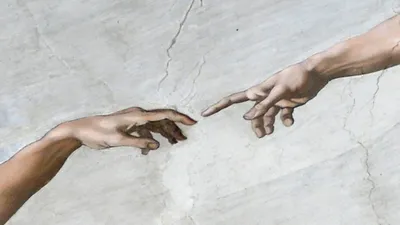 Фотография двух рук, которые поддерживают друг друга
