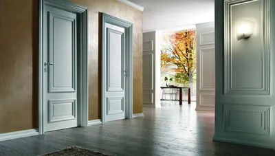 Белые двери в интерьере квартиры или дома известны многим еще с советских  времен.