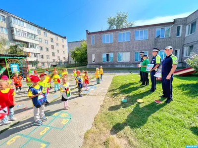 Фотоотчет «Флешмоб по правилам дорожного движения» (3 фото). Воспитателям  детских садов, школьным учителям и педагогам - Маам.ру