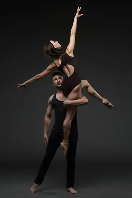 Четыре Танцора Выполняющие Движения Современного Танца — стоковые  фотографии и другие картинки 18-19 лет - iStock