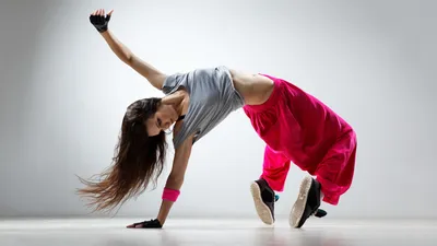 Как научиться танцевать хип-хоп: обучение базовым движениям и особенности  танца