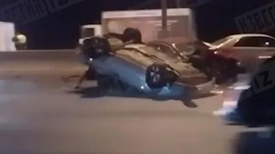 В Москве серый кабриолет вылетел с дороги и разбился о дерево: видео, ДТП  произошло на Подольской улице в Марьино, в аварии пострадала девушка, ее  госпитализировали, машина принадлежит баскетболисту Борису Спрыгину - 16