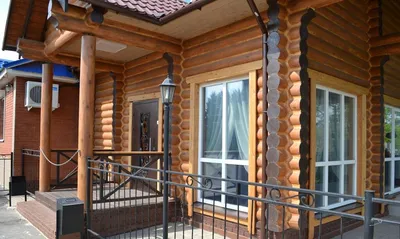 очаровательный 3d деревянный дом с классическим кирпичным дымоходом, экстерьер  дома, строительство дома, дверь дома фон картинки и Фото для бесплатной  загрузки