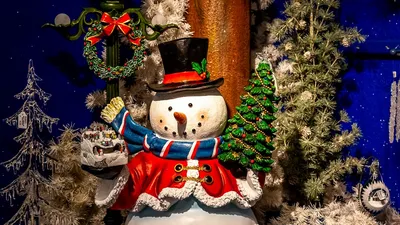 мультяшная рождественская елка стоит в темном небе, мультяшные картинки  новогодняя елка, рождество, мультфильм фон картинки и Фото для бесплатной  загрузки