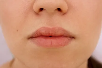 Фото естественного татуажа губ для праздничного макияжа