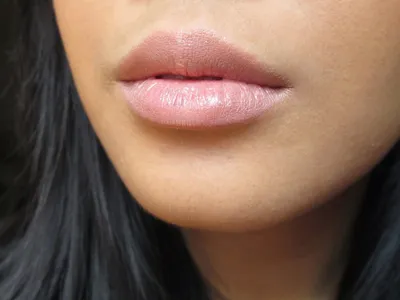 Фотография естественного татуажа губ с использованием эффекта градиента