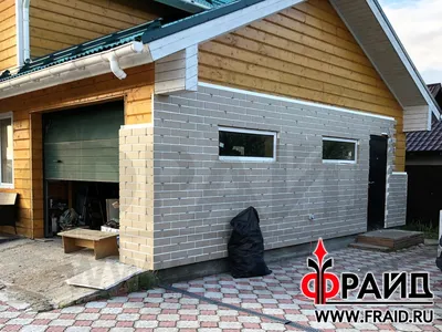 Фасад деревянного дома c имитацией бруса отделываем термопанелями Фрайд  Эконом Стандарт с керамогранитом Estima MI01, MI03.