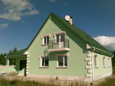 Белый дом кирпича с зеленой крышей Стоковое Изображение - изображение  насчитывающей плитка, зеленый: 51048059
