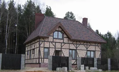 Оформление фасада дома пестрого цвета в фахверка стиле