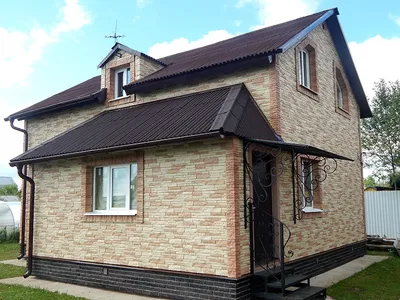 Windows, крыши и фасад жилого дома в России Стоковое Изображение -  изображение насчитывающей много, жить: 150991603