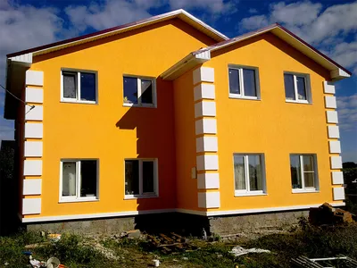 В какой цвет покрасить фасад дома снаружи, если крыша зеленая, коричневая  или синяя - 23 фото