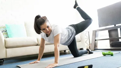 Фитнес для начинающих и похудения: тренировки и упражнения в домашних  условиях