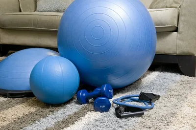 Фитнес дома: 10 комплексов упражнений для самостоятельных тренировок -  Здоровая Россия
