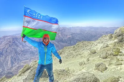 Государственный Флаг Узбекистана Машет Шесте Фоне Солнечно Голубого Неба  Высокое стоковое фото ©sezerozger 237523940