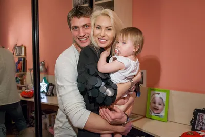 Жена Александра Задойнова показала лицо месячной дочери