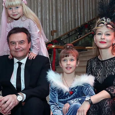 Что известно о 26-летней возлюбленной 72-летнего Алексея Учителя, которая  родила ему дочь: эксклюзивные видео пары