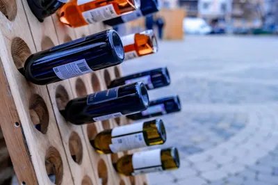 Камышанин хранил дома 3 тысячи бутылок фальшивого алкоголя