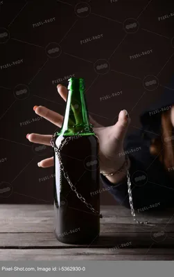 Подавайте алкоголя на столе Стоковое Фото - изображение насчитывающей  барбекю, случай: 177699588