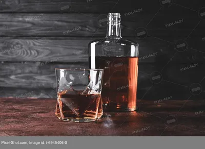 Алкоголь убивает пустая бутылка алкоголя на столе на темном фоне | Премиум  Фото