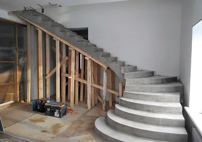 Отделка ступеней бетонной лестницы деревом в доме в Москве и Московской  области