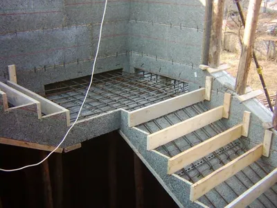 Отделка бетонных лестниц деревом, изготовление и монтаж
