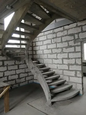 Отделка бетонной лестницы в частном доме ламинатом и паркетной доской,  облицовка и обшивка лестницы из бетона в доме