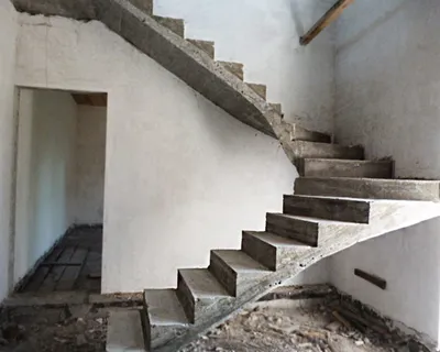 Цена на изготовление бетонной лестницы под ключ в СПб - Стоимость монтажных  работ в лен.области - Компания ПетроМикс