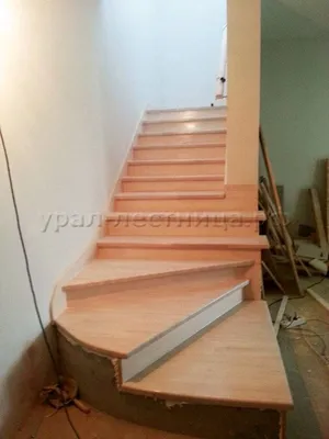 Отделка бетонных лестниц деревом в частном доме в СПб