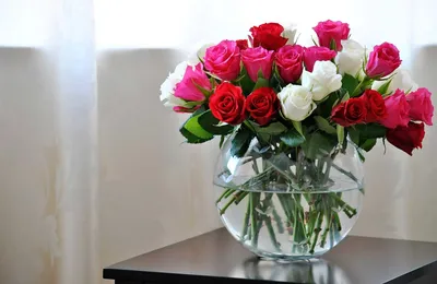 Фото букетов цветов в вазе дома фотографии