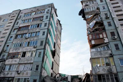 Современные высотные жилые дома и девятиэтажный дом в Москве Photos | Adobe  Stock