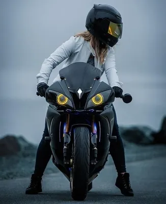 Девушка на мотоцикле, в полный рост…» — создано в Шедевруме