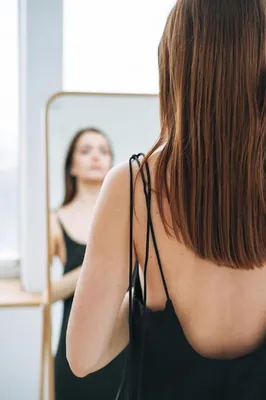 Шикарный профиль спины. очарование женщины подчеркивается ее длинными  прямыми черными волосами. вертикальные обои для мобильного телефона. |  Премиум Фото
