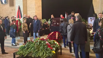 На похоронах Дмитрия Марьянова незнакомка оставила таинственный венок
