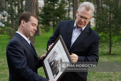 Раскрыт секрет гигантского роста Дмитрия Медведева. / политика :: Медведев  :: рост :: Елкин :: политическая карикатура - JoyReactor