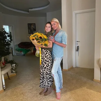 Анастасия Волочкова научила дочь делать растяжку