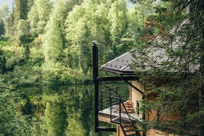 Фото дом в лесу у озера фотографии