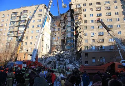 В Магнитогорске в результате взрыва обрушился подъезд жилого дома: под  завалами ищут людей — Мир