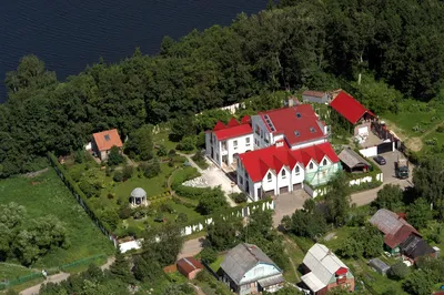 Алла Пугачева выставила на продажу замок в деревне Грязь за 1 миллиард  рублей
