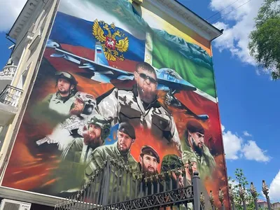 В Грозном появилось граффити с изображением Кадырова и чеченских бойцов -  РИА Новости, 13.05.2022
