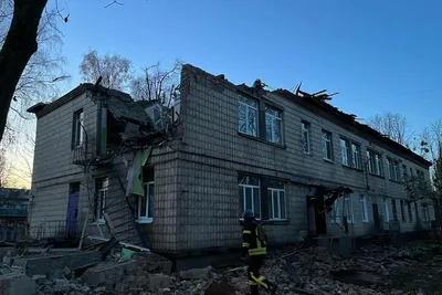 Жилой дом в Киеве, пострадавший от ракетного удара. Фотография — Meduza