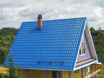 Фото домов обшитых сайдингом с синей крышей фотографии