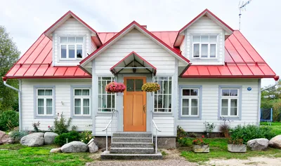 Дом с красной крышей и сайдингом | Смотреть 53 идеи на фото бесплатно