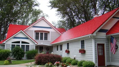 Двухэтажный дом с красной крышей с облицовкой кирпичом Terca Kuura гладкий  - фотографии объекта | Славдом