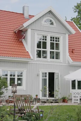 Деревянный дом с красной крышей и окнами Стоковое Фото - изображение  насчитывающей день, деревянно: 66277764