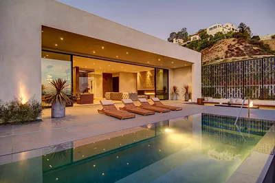 В Лос-Анджелесе на продажу выставили самый дорогой дом в истории США. В нем  21 спальня