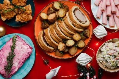 В стакане воды, где с вкусными пиццу на столе готовой еды Стоковое Фото -  изображение насчитывающей фотографировать, старье: 208974412