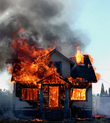 Фото горящего дома фотографии