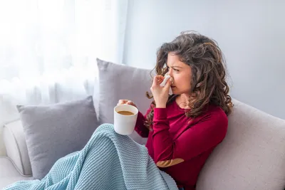 Чем полоскать горло при боли в домашних условиях: какие растворы и средства  применять