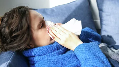 взрослый молодой больной принимает дома лекарства от гриппа Стоковое  Изображение - изображение насчитывающей температура, грипп: 228416415