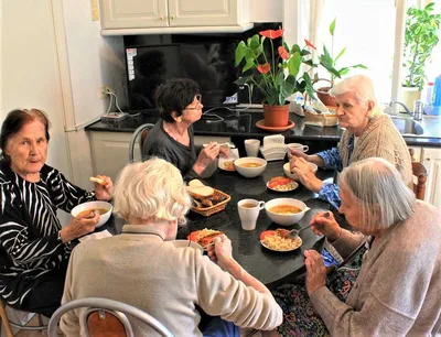 Пожилые люди в доме престарелых очень ждут волонтеров!